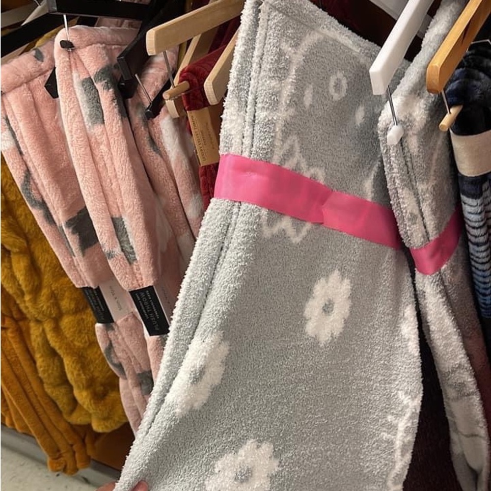 NWT Hello Kitty Gray and White Viral Blanket